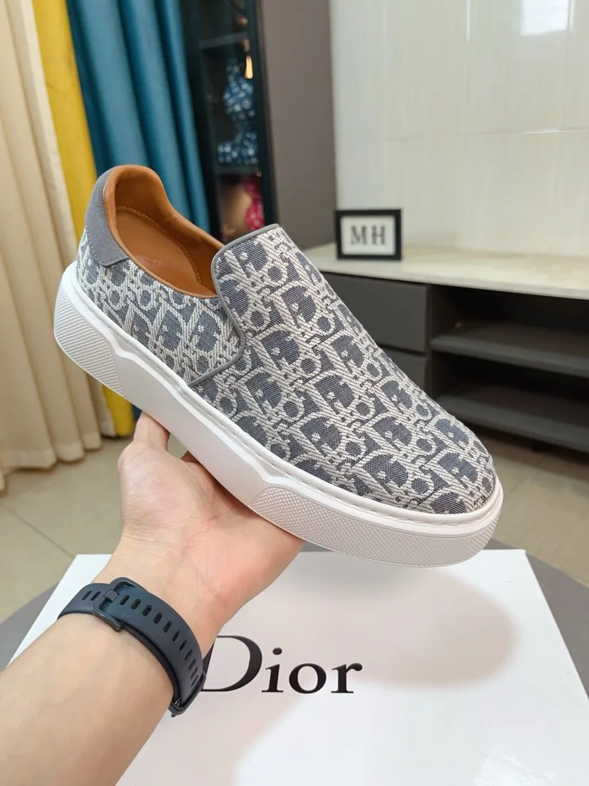 Men's men's shoes 💰380🌸🌸[Dior] 25ss new product B01 moral training shoes. The toe dimension design of the couple's style is a bit wider. The upper foot comfort is perfect. The threads are beautiful. Perfectly adaptable to trousers. Decorated with various classic details. It is an ideal choice for daily styling. Can be matched with various casual items to create exquisite looks. Fabric: top layer cowhide/lining sheepskin TPU original outsole Code number: 38-44, 45 customized
